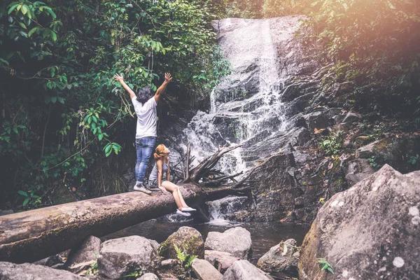 Muži a ženy páry Asie cestovatelů cestování přírodou lesy, hory, vodopády — Stock fotografie