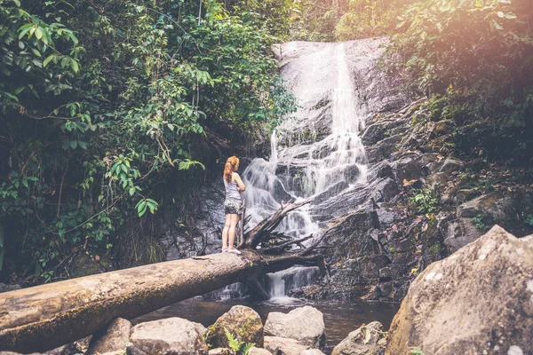 Mulher asiática viajantes viajar natureza Florestas, montanhas, cachoeira — Fotografia de Stock