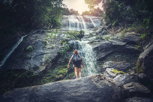 Ženy cestují. žena Asie cestovatelé cestování příroda Lesy, hory, vodopády — Stock fotografie