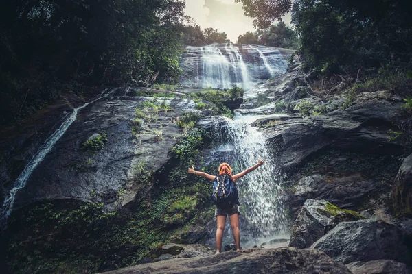 Kobiety podróżują. kobieta Azja podróżników podróżować natura Lasy, góry, wodospady — Zdjęcie stockowe