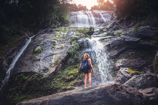 Las mujeres viajan. mujer Asia viajeros viajar naturaleza Bosques, montañas, cascadas — Foto de Stock