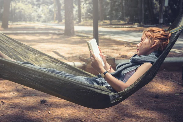 स्त्रिया वाचत बसल्या. हास्यास्पद मध्ये. उद्यानात नैसर्गिक वातावरणात — स्टॉक फोटो, इमेज