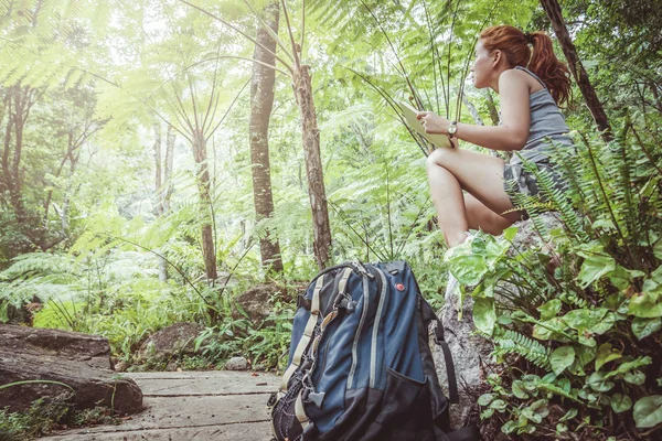 Mulher asiática viajantes viajar natureza Florestas, montanhas, cachoeira — Fotografia de Stock