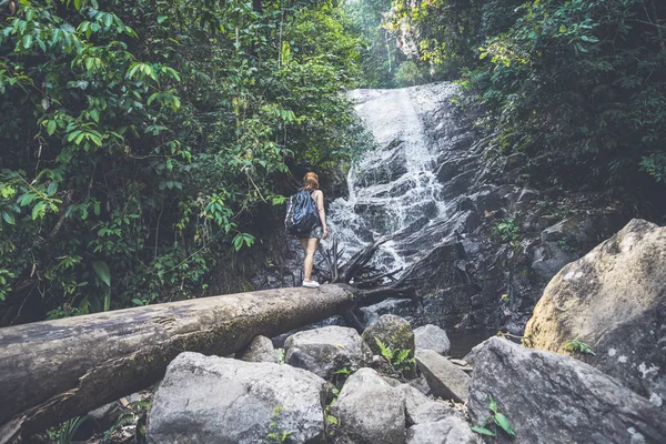 Kobieta Azja Podróżników Podróże Natura Lasy Góry Wodospady — Zdjęcie stockowe