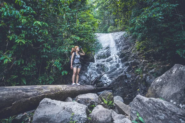 Mujer asia viajeros viajar naturaleza Bosques, montañas, cascada — Foto de Stock