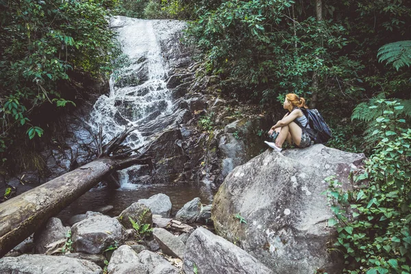 Mulher asiática viajantes viajar natureza Florestas, montanhas, cachoeira — Fotografia de Stock