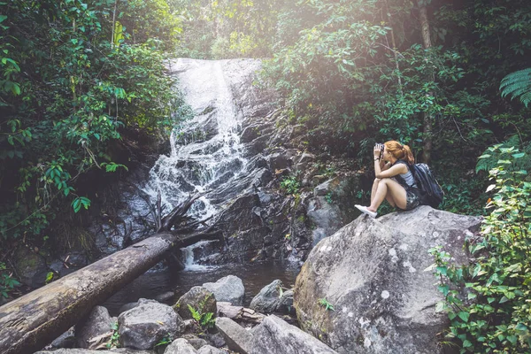 Žena asia cestovatelé cestování příroda Lesy, hory, vodopád — Stock fotografie