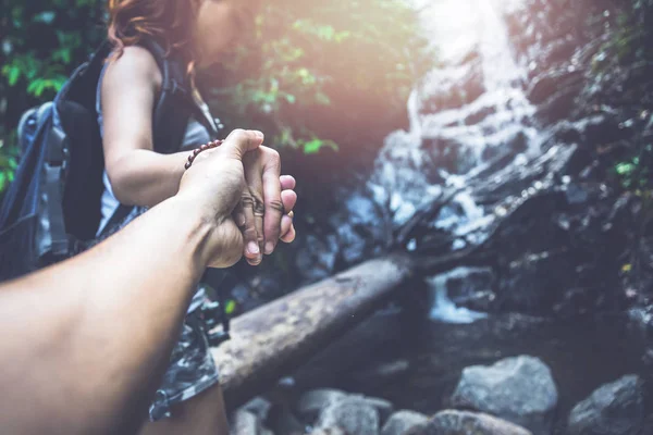 Male and woman couples Asia. Walking hand travelers travel nature Forests, mountains, waterfalls — Stock Photo, Image