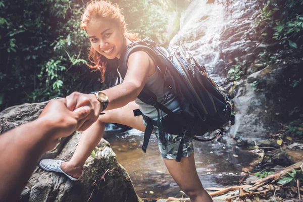 남자와 여자 아시아 커플. 워킹 손에 여행자 여행 자연 숲, 산, 폭포 — 스톡 사진