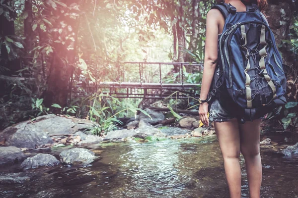 Žena cestovatelé cestování příroda Lesy, relaxovat hrát vodopád — Stock fotografie