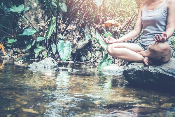 Женщина азиатских путешественников путешествовать природа Леса водопада. Посредничество — стоковое фото