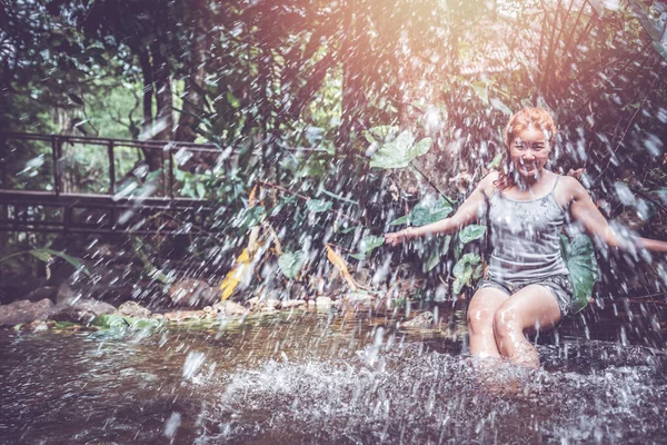 Viaggiatori donna viaggiare natura Foreste, relax gioco cascata — Foto Stock