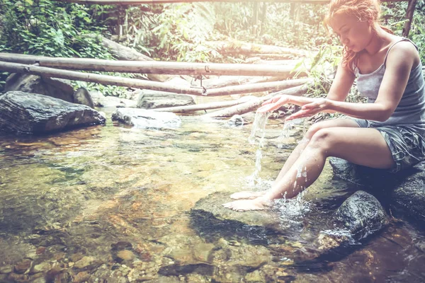 Kobieta podróżuje natura Lasy, zrelaksować się grać wodospad — Zdjęcie stockowe