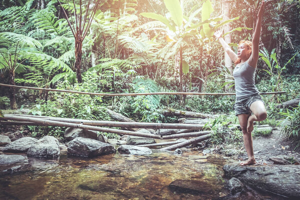 женщина азиатских путешественников путешествовать природа Леса водопада. Медитировать на йоге
