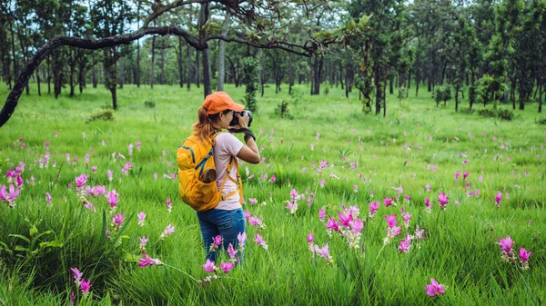 Asiatische Frau reisen die Natur. Reisen entspannen. Fotografie Gurke — Stockfoto