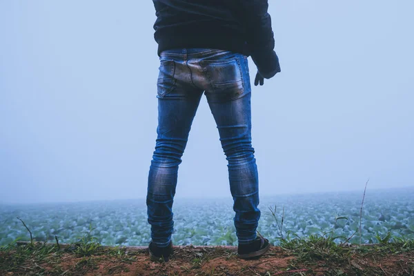 Asian man relax in the holiday. Happy to travel in the holiday. During the foggy winter — Stock Photo, Image