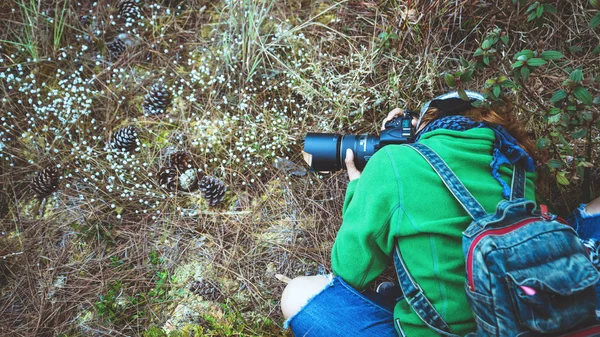 Fotografo asiatico donna viaggio natura. Viaggio relax . — Foto Stock