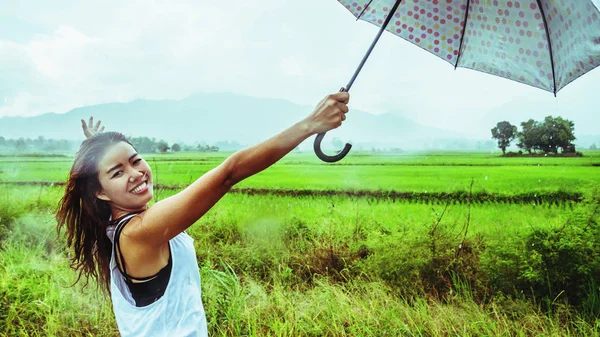 Asiatische Frauen reisen entspannt in den Urlaub. Frauen stehen im Regen — Stockfoto