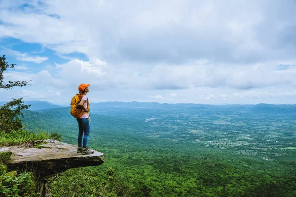 Mulher asiáticos viajar relaxar no feriado. está no penhasco . — Fotografia de Stock