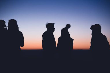 İnsanlar doğaya seyahat emzler. Seyahat rahatlayın. arka plan siluetI İnsanlar