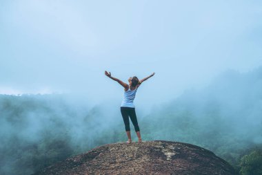 Asyalı kadınlar tatilde rahatlar. Seyahat rahatlayın. Yoga varsa oynayın. 