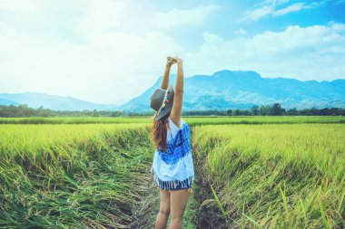 Asyalı kadınlar tatilde rahatlarlar. Doğal dokunuş standı