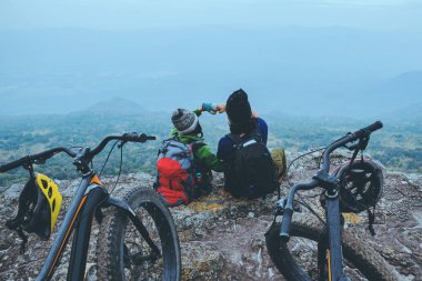 Asyalı sevgilisi kadın ve erkek Seyahat Doğa. Seyahat relax binmek