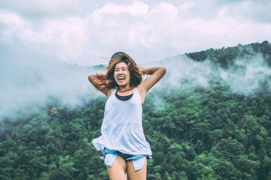 Asyalı kadınlar tatilde rahatlarlar. Dağda vahşi doğa ormanı. doğa, açık, tatil, spor, egzersiz, dinlenmek, seyahat Tayland, kamp, yaz.