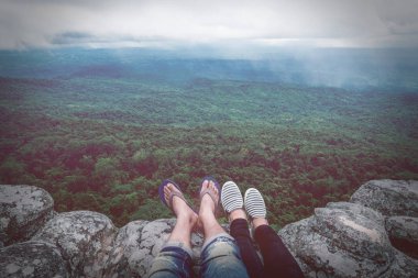 Ormanın altında rahatlatıcı uçurum kenarı streç bacaklar