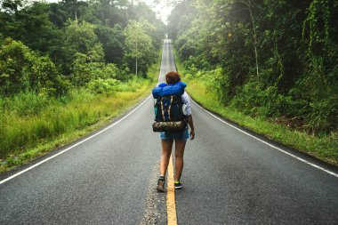 Asyalı kadınlar tatilde rahatlarlar. yolda