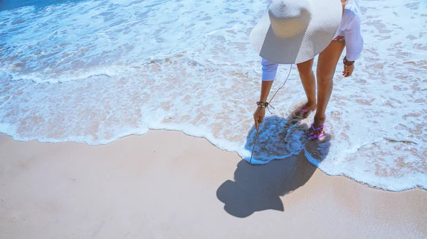 As mulheres asiáticas viajam pela natureza. Descontrai. Jogar água do mar — Fotografia de Stock