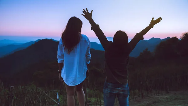 Amantes mulheres e homens asiáticos viajar natureza. Descontrai. Natural — Fotografia de Stock