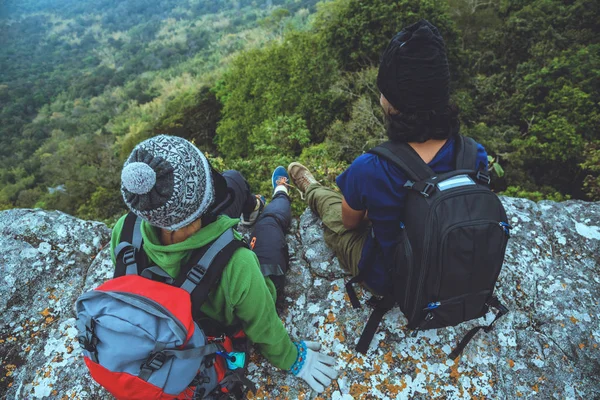 Amantes asiáticos mulheres e homens viajam pela natureza. Viagem relaxar . — Fotografia de Stock