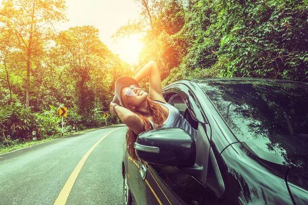 亚洲女性在假期里旅游放松。乘停车场旅行。快乐与自然，农村森林。开车， 乡村， 自然， 户外， 假日， 运动， 放松， 旅行， 夏季. — 图库照片