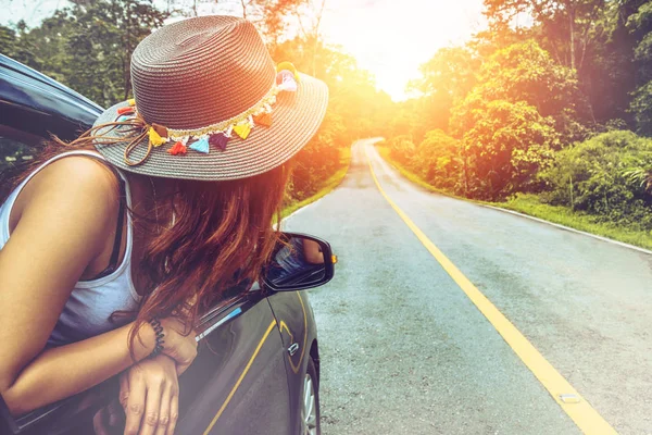 As mulheres asiáticas viajam relaxar nas férias. Viajar de carro. feliz com a natureza, floresta rural. dirigir um carro, campo, natureza, ao ar livre, férias, esporte, relaxar, viajar, verão . — Fotografia de Stock