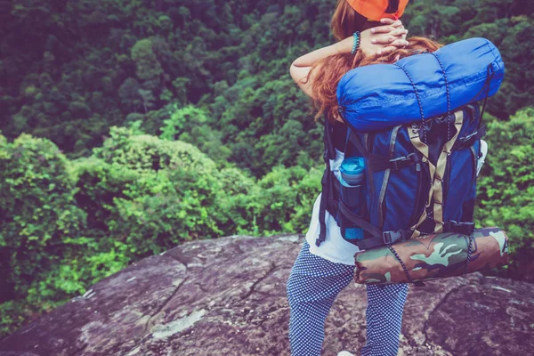 Asyalı kadınlar tatilde rahatlarlar. Dağda duruyor. doğa, açık, tatil, spor, egzersiz, dinlenmek, seyahat Tayland, kamp, yaz. — Stok fotoğraf