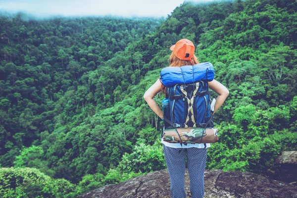 As mulheres asiáticas viajam relaxar nas férias. Em pé na montanha. natureza, outdoor, feriado, esporte, exercício, relaxar, viajar Tailândia, acampar, verão . — Fotografia de Stock