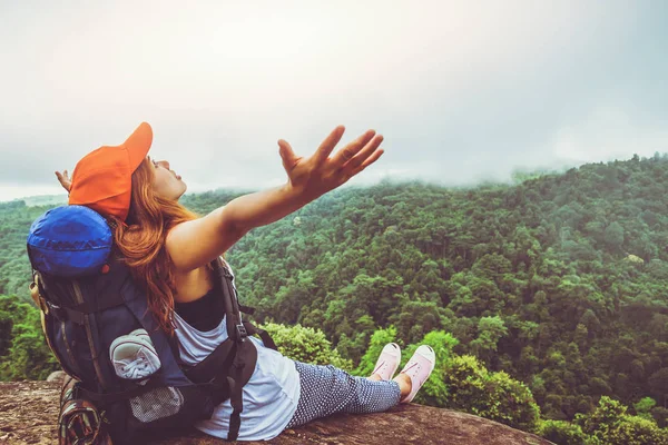 As mulheres asiáticas viajam relaxar nas férias. Em pé na montanha. natureza, outdoor, feriado, esporte, exercício, relaxar, viajar Tailândia, acampar, verão . — Fotografia de Stock