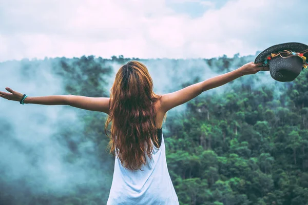 As mulheres asiáticas viajam relaxar nas férias. Natureza selvagem madeira — Fotografia de Stock