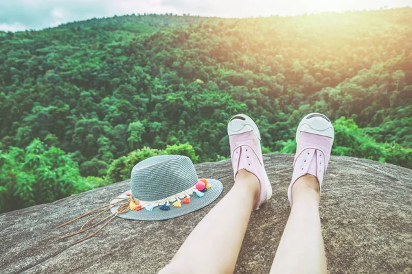 As mulheres asiáticas viajam relaxar nas férias. Dorme num penhasco rochoso. Natureza selvagem madeira na montanha . — Fotografia de Stock