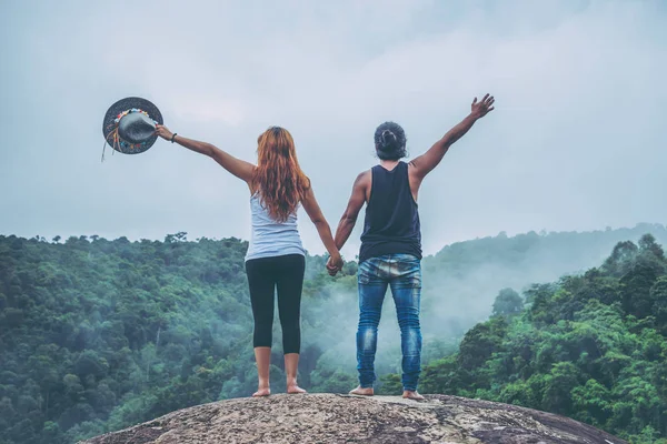 Amantes mulheres e homens asiáticos viajar relaxar no feriado. Aguenta. — Fotografia de Stock