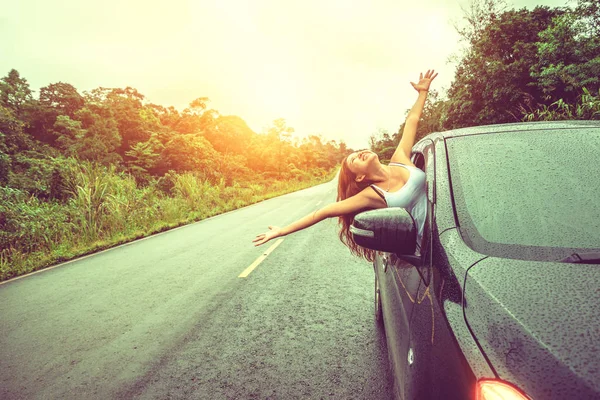 亚洲女性在假期里旅游放松。驾驶汽车旅行 — 图库照片