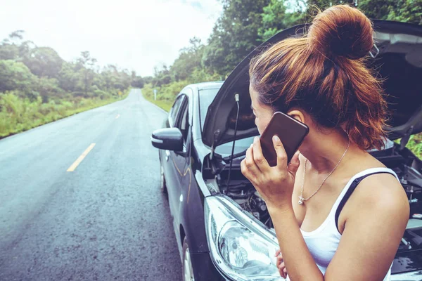 亚洲女性在假期里旅游放松。破碎的汽车 — 图库照片