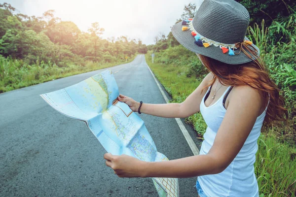 Asiatische Frauen reisen entspannt in den Urlaub. Schauen Sie sich die Karte an — Stockfoto