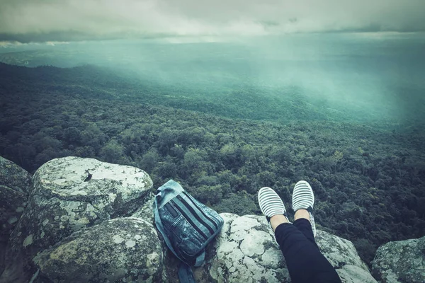 Pernas de mulheres a descansar. No rosto Hit the natural forest Foggy — Fotografia de Stock