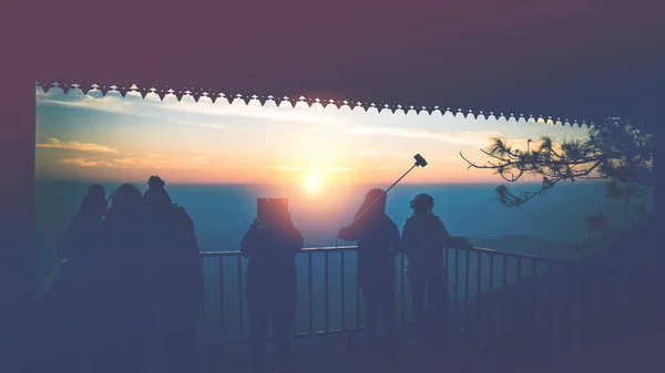 Los turistas fotografian el amanecer en la mañana en la montaña . — Foto de Stock