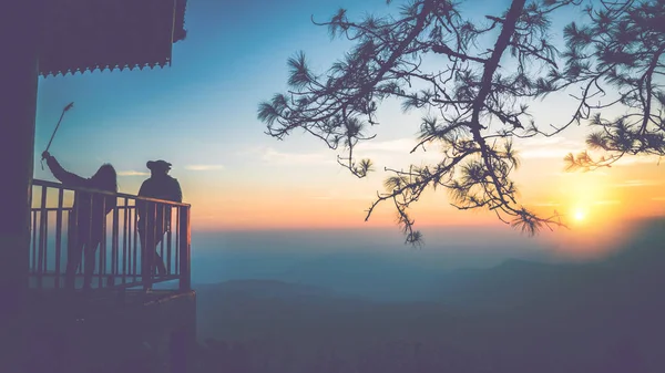 Turistas fotografam o nascer do sol pela manhã na montanha . — Fotografia de Stock