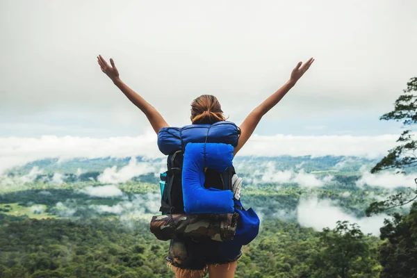 As mulheres asiáticas viajam relaxar nas férias. Em pé na montanha — Fotografia de Stock