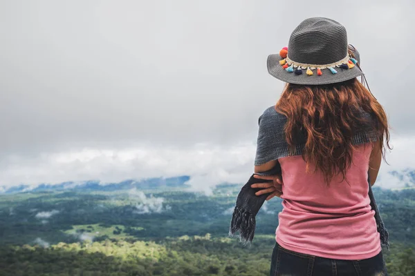 As mulheres asiáticas viajam relaxar nas férias. De pé — Fotografia de Stock