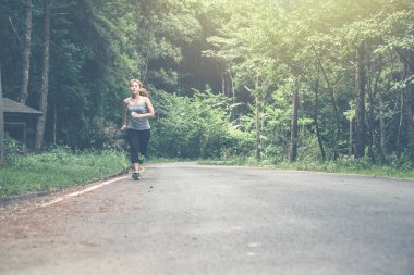 Parkta doğa yolunda koşan kadınlar